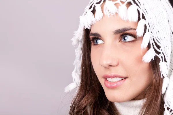 Vrouw met stijlvolle wol sjaal op hoofd — Stockfoto