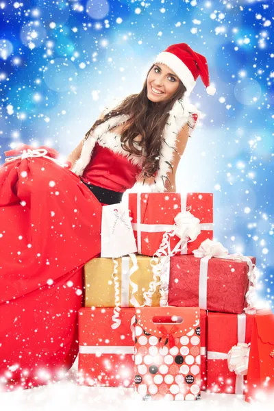 Julflicka med gåvor — Stockfoto