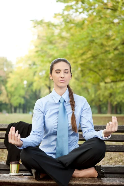 Yoga på rast i park — Stockfoto