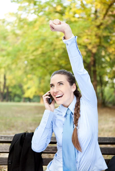 Geschäftsfrau freut sich über gute Nachrichten — Stockfoto