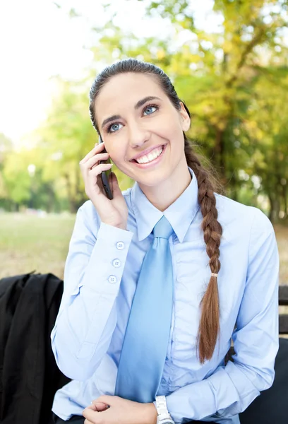Geschäftsfrau telefoniert im Park — Stockfoto