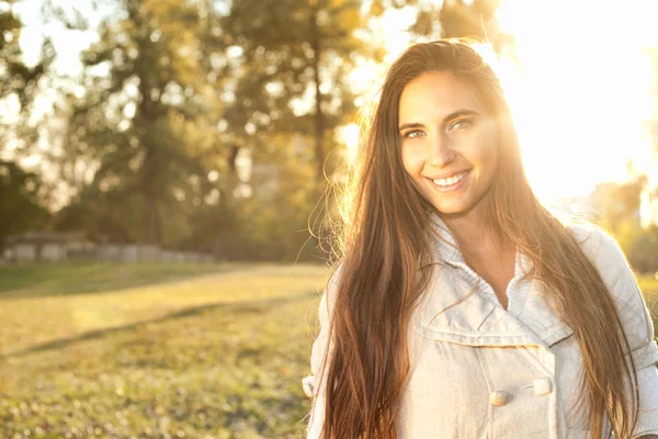 A napfény háttér gyönyörű nő — Stock Fotó