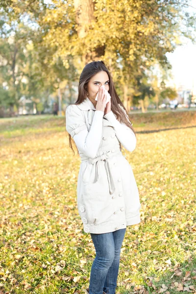 Mujer con alergia o resfriado — Foto de Stock