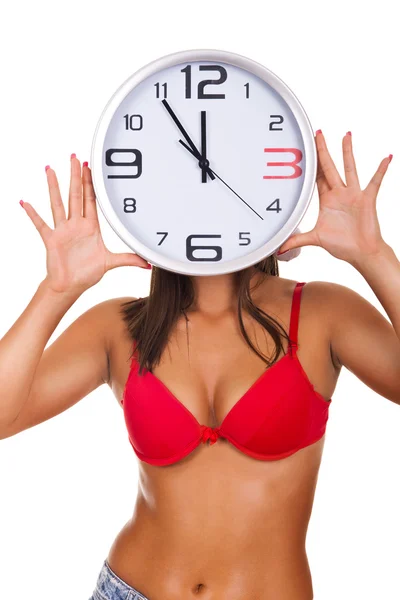 Mujer desnuda sosteniendo el reloj en la cara — Foto de Stock