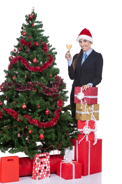 Mujer beber un champán delante de un árbol de Navidad — Foto de Stock
