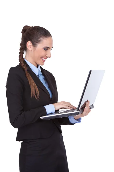Jonge zakenvrouw met laptop — Stockfoto