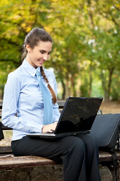 Femme d'affaires avec ordinateur portable à l'extérieur — Photo