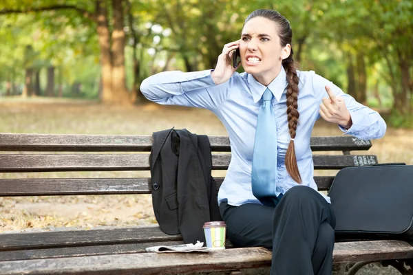 Wütende Geschäftsfrau am Telefon — Stockfoto