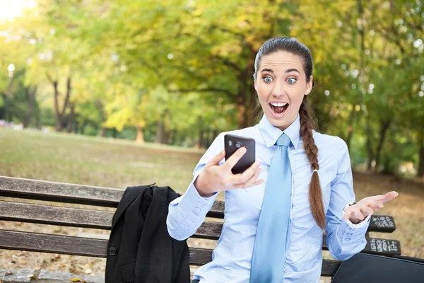 Aufgeregte Geschäftsfrau liest SMS — Stockfoto