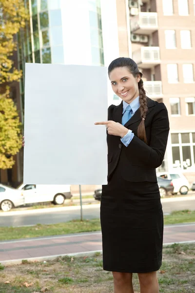 Empresaria señalando en papel en blanco — Foto de Stock