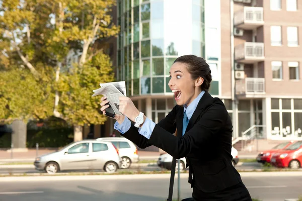 Возбужденная деловая женщина с газетой — стоковое фото