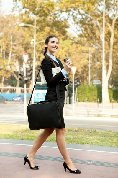 Lächelnde Geschäftsfrau zu Fuß — Stockfoto