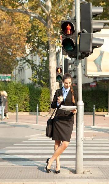 Geschäftsfrau wartet an der Ampel — Stockfoto