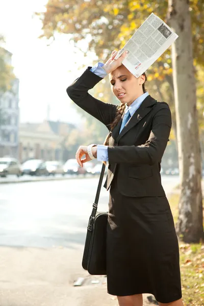 Mulher de negócios está atrasada — Fotografia de Stock