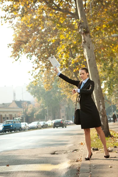 Affärskvinna tillkalla taxi — Stockfoto