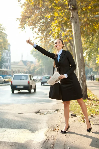 Geschäftsfrau geht mit Taxi zur Arbeit — Stockfoto