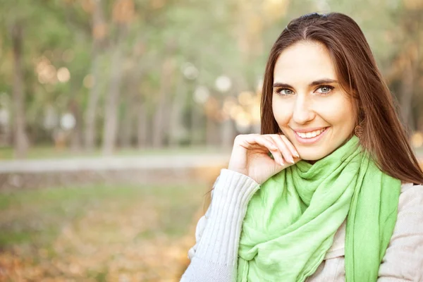 Mulher sorridente, ao ar livre — Fotografia de Stock