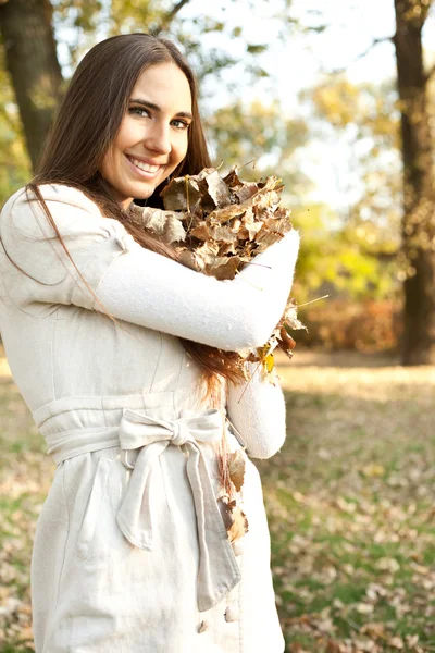 Усміхнена дівчина в осінньому парку — стокове фото