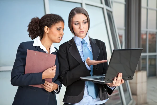 Duas mulheres de negócios olhando no laptop — Fotografia de Stock