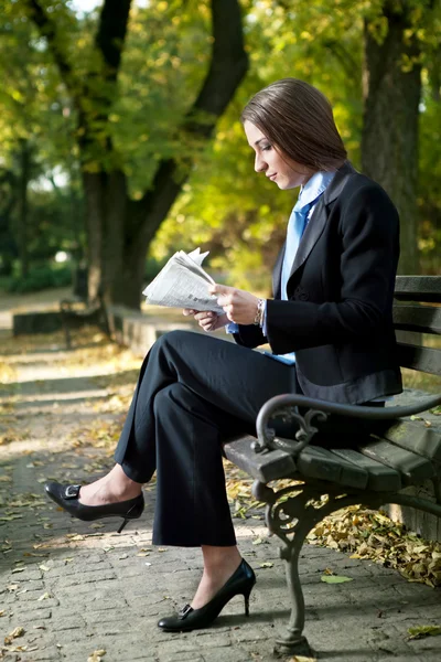 Mujer de negocios diario de lectura al aire libre —  Fotos de Stock