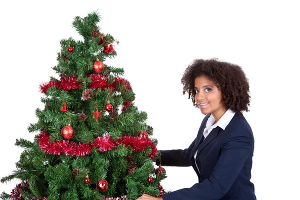 Αφρο γυναίκα διακόσμηση χριστουγεννιάτικο δέντρο — Φωτογραφία Αρχείου