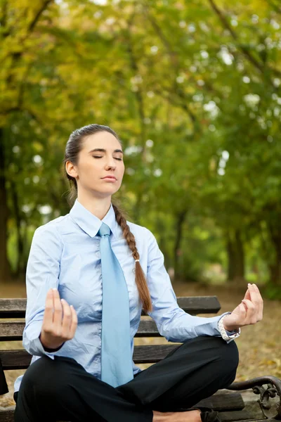 Frau im Anzug macht Yoga — Stockfoto