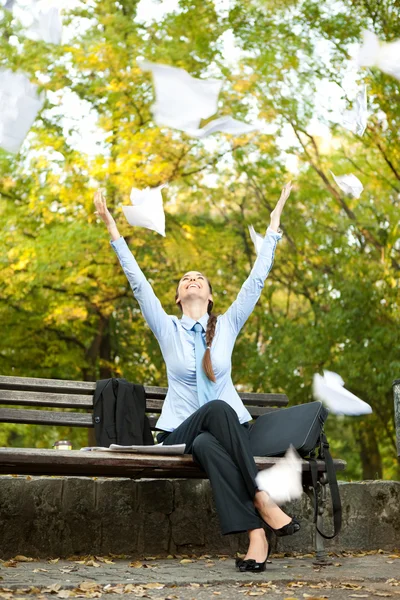 Femme d'affaires jetant du papier dans les airs — Photo