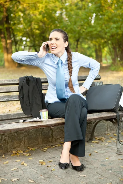 Frustrierte Geschäftsfrau am Telefon — Stockfoto