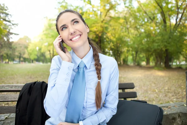 Schöne Geschäftsfrau am Telefon — Stockfoto