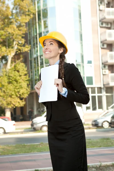 Χαμογελαστά γυναικεία μηχανικός κρατά τα χαρτιά — Φωτογραφία Αρχείου