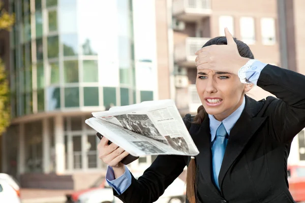 Woman reading newspaper, oh no bad news ! — Stock Photo, Image