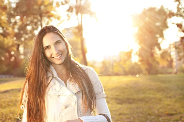 Jonge mooie vrouw in een herfst park — Stockfoto