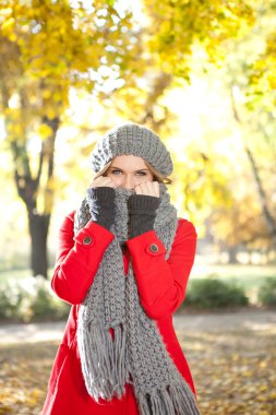 eşarp ile soğuk kız