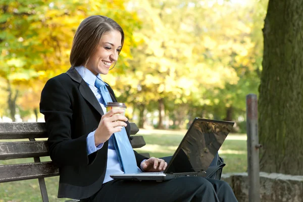 Femme heureuse à la recherche dans un ordinateur portable — Photo