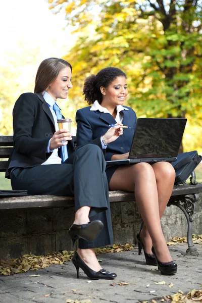 Lachende zakenvrouwen werken op pauze — Stockfoto