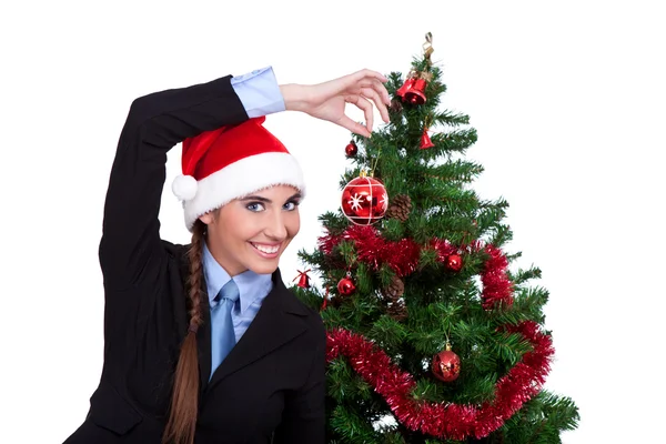 Grappige vrouw kerstboom versieren — Stockfoto