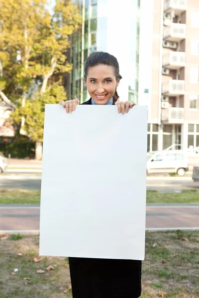 Affärskvinna med blankt papper — Stockfoto