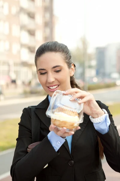 Hungriga affärskvinna med donut prinsessa — Stockfoto
