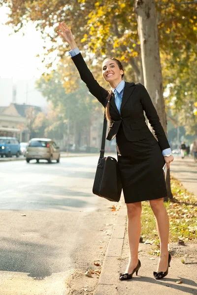 Geschäftsfrau bejubelt Taxifahrer — Stockfoto