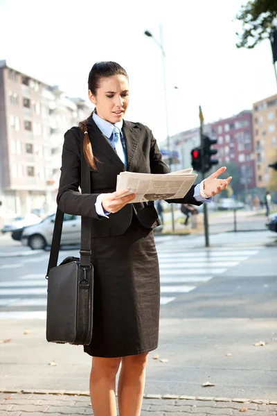 Geschäftsfrau auf der Straße liest schlechte Nachrichten — Stockfoto