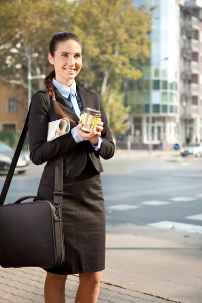 Affärskvinna med kaffe — Stockfoto
