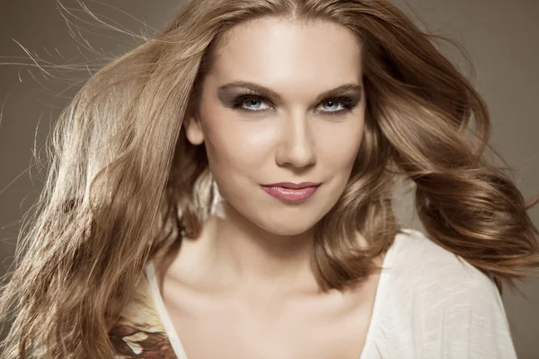 Blond schoonheid met vliegende haar — Stockfoto