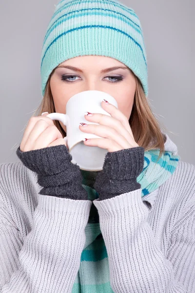 Winter girl drinking tea — Stock Photo, Image