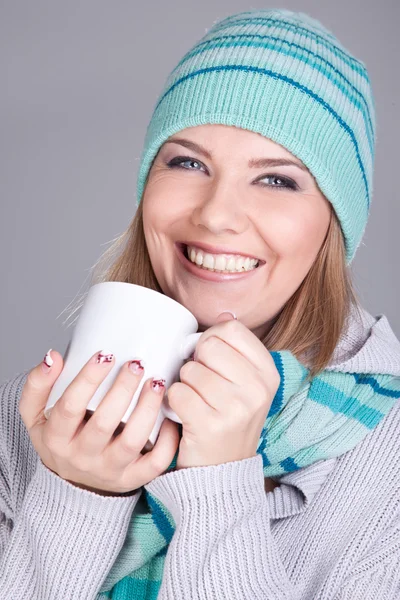 Uśmiechający się zima dziewczyna z kubek — Zdjęcie stockowe
