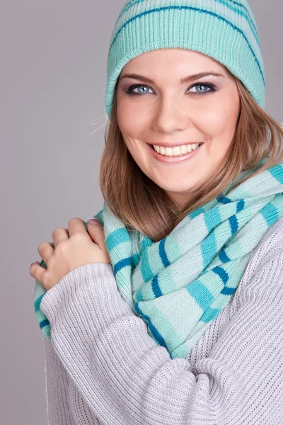 Lächelnde Winterfrau — Stockfoto