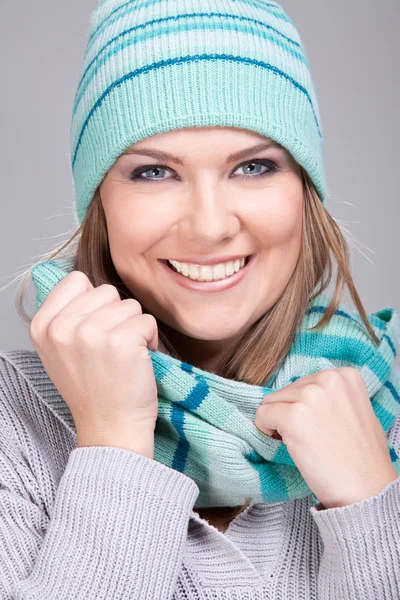 Портрет улыбающейся зимней девушки — стоковое фото
