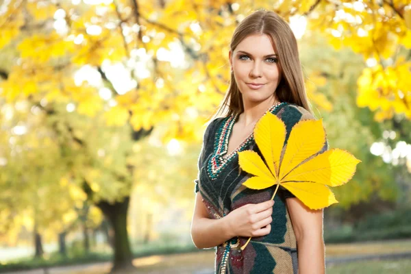 Красивая девушка с листом — стоковое фото