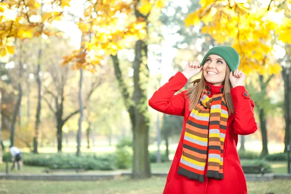 Young beautiful girl in autumn park — Stock Photo, Image