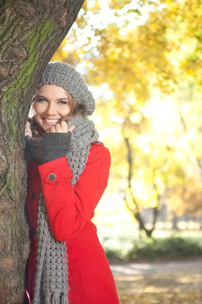 Donna di moda nel parco di autunno — Foto Stock