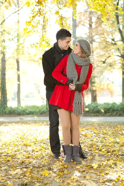 Fashionable couple in park — Stock Photo, Image